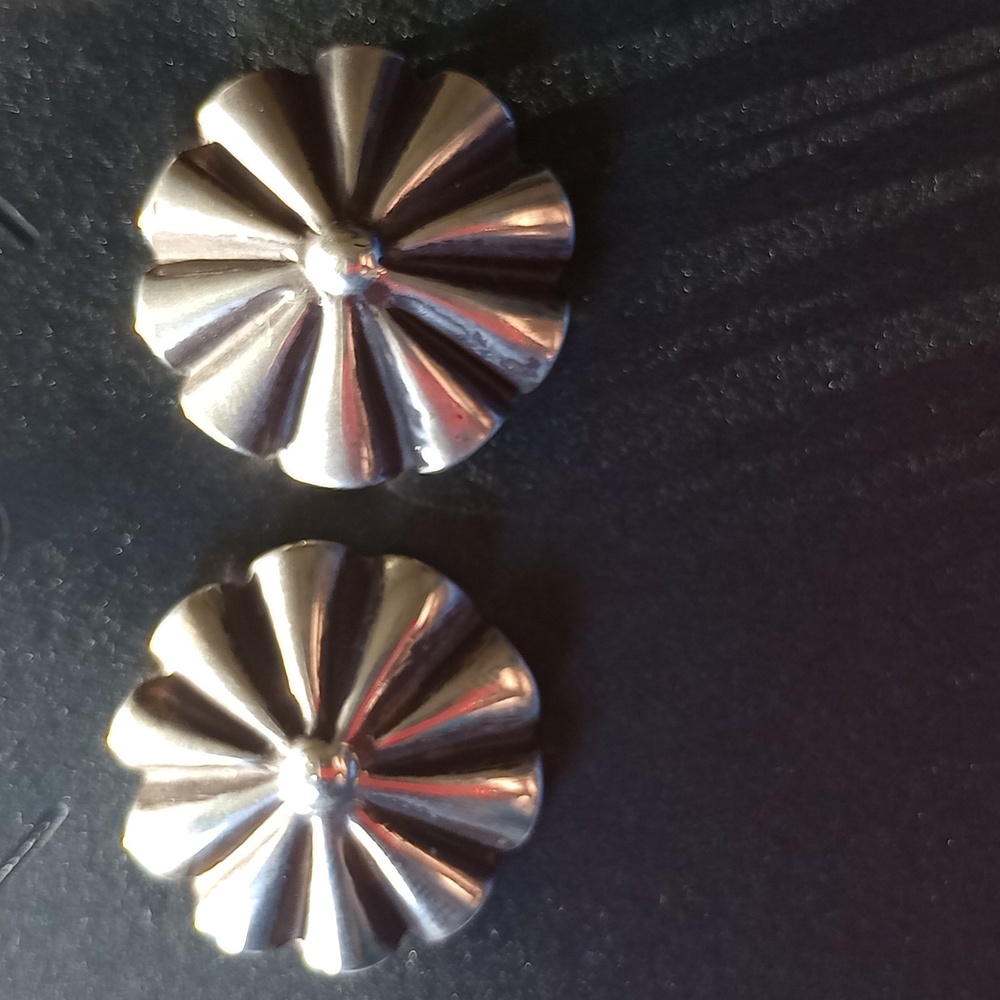 Vintage Silver Floral Shaped Southwestern Stud Earrings - Picture 13 of 13
